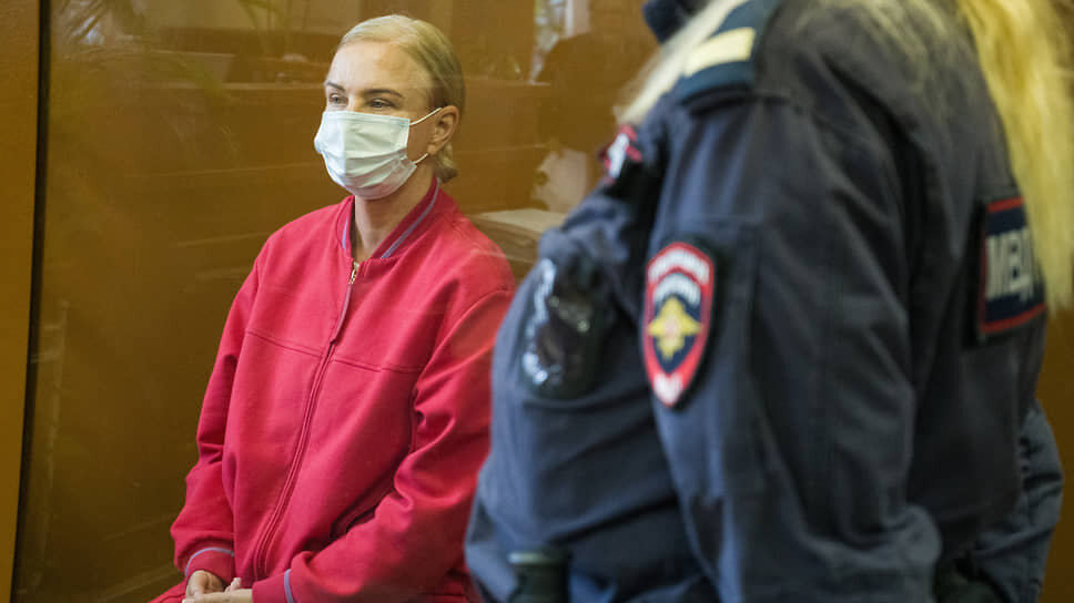 Обвиняемая в получении взятки в особо крупном размере экс-глава администрации Колпинского района Санкт-Петербурга Юлия Логвиненко в Колпинском районном суде.📷Фото: Константин Леньков / Коммерсантъ