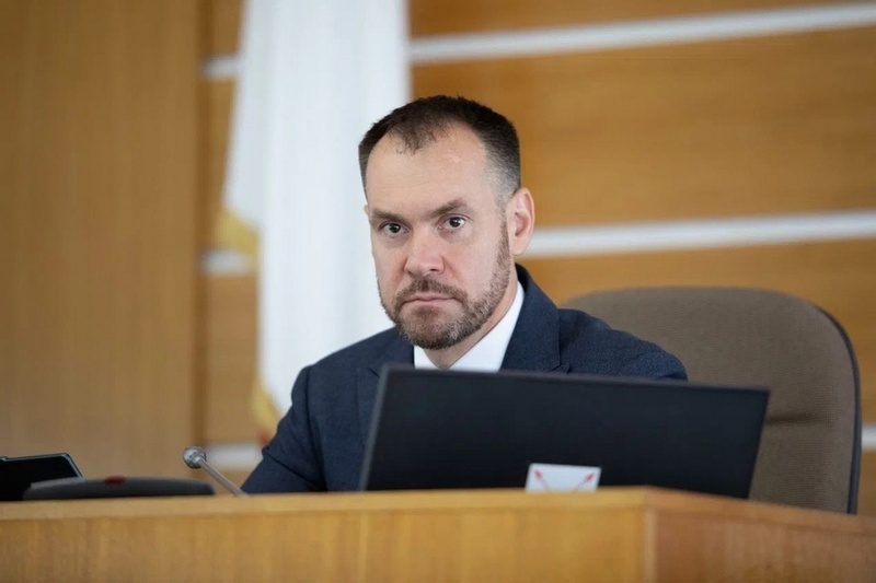    На внеочередной 50-й сессии депутаты приняли отставку Сергея Жестянникова с поста председателя Законодательного Собрания и проголосовали за сложение его депутатских полномочий.