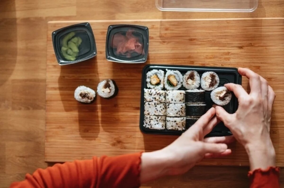    Эксперты рассказали, как безопасно заказать суши и роллы