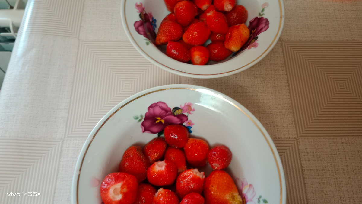 Вот две тарелочки с ягодками.