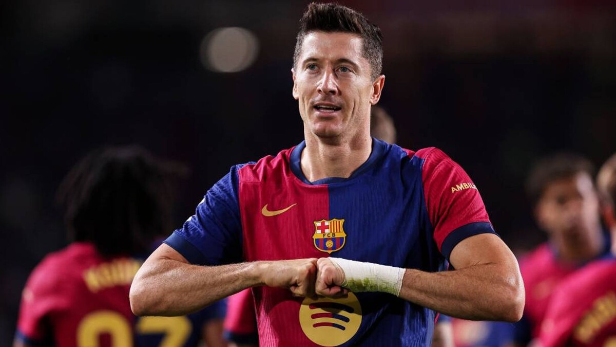 Роберт Левандовский является нападающим.