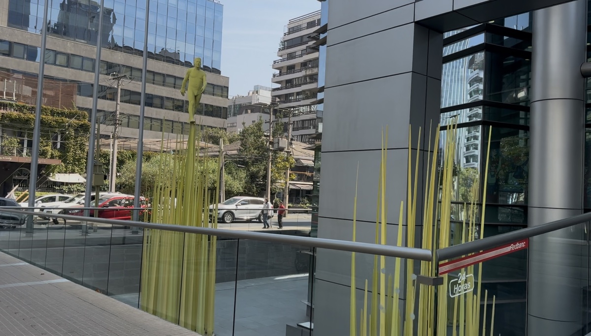 Желтый человечек у банка