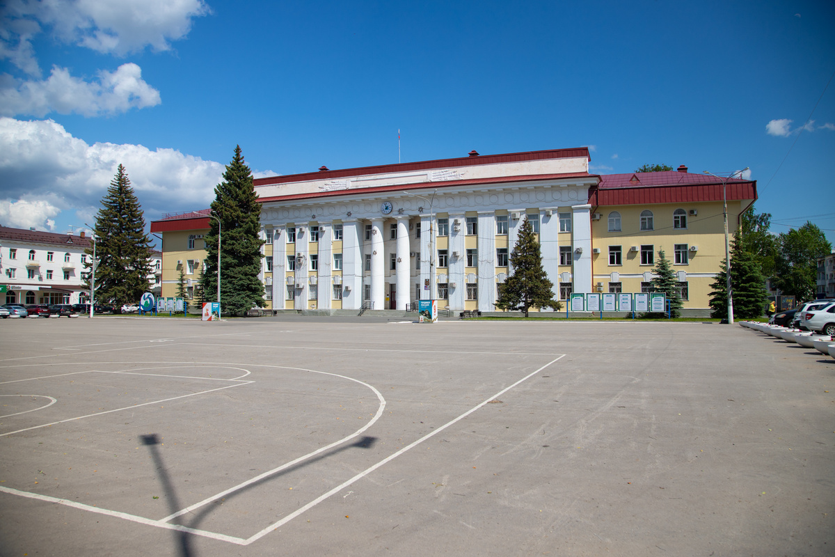 Площадь Мира в Жигулёвске Самарской области, администрация