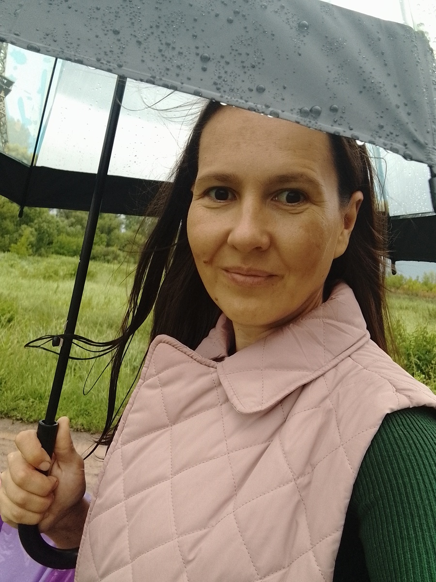 Под зонтиком спряталась🙈