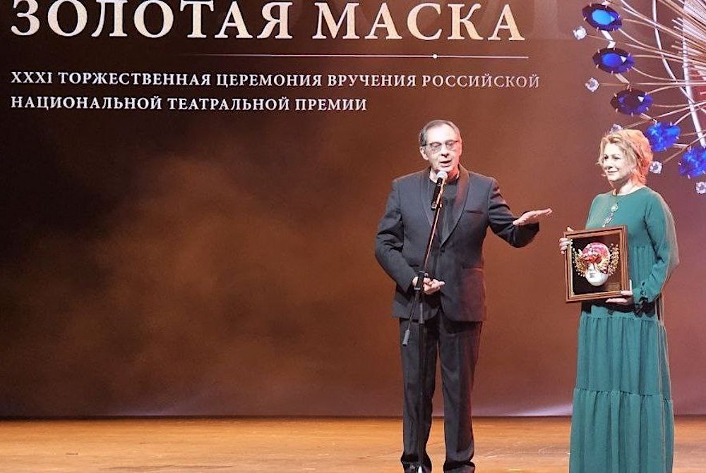 Драматург Сергей Коробков и директор театра Елена Пекарь с «Золотой маской». Источник: t.me/goldshtein_komi