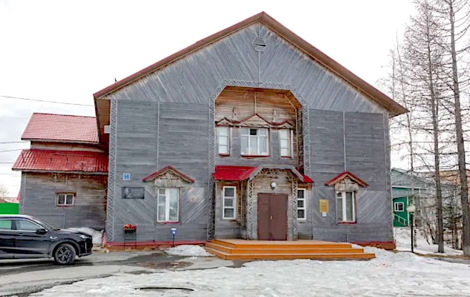 Здание клуба железнодорожников 501-й стройки, называемое театром (1949–1953 гг). Фото: Александр Чирва  / «Ямал-Медиа». Источник: sever-press.ru