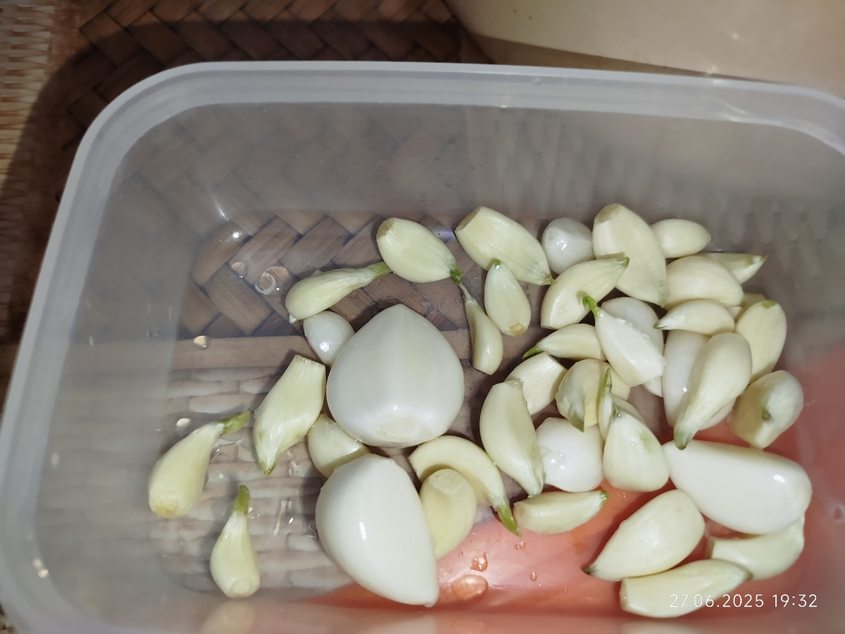 Сколько-то чеснока ( устала чистить вялый и мелкий сочинский и выкопала свежего своего)