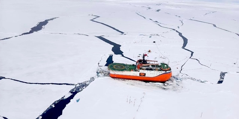 ЛСП «Северный полюс-42» с борта вертолёта. Источник: авиакомпания «КрасАвиа» / t.me/krasavia_ru
