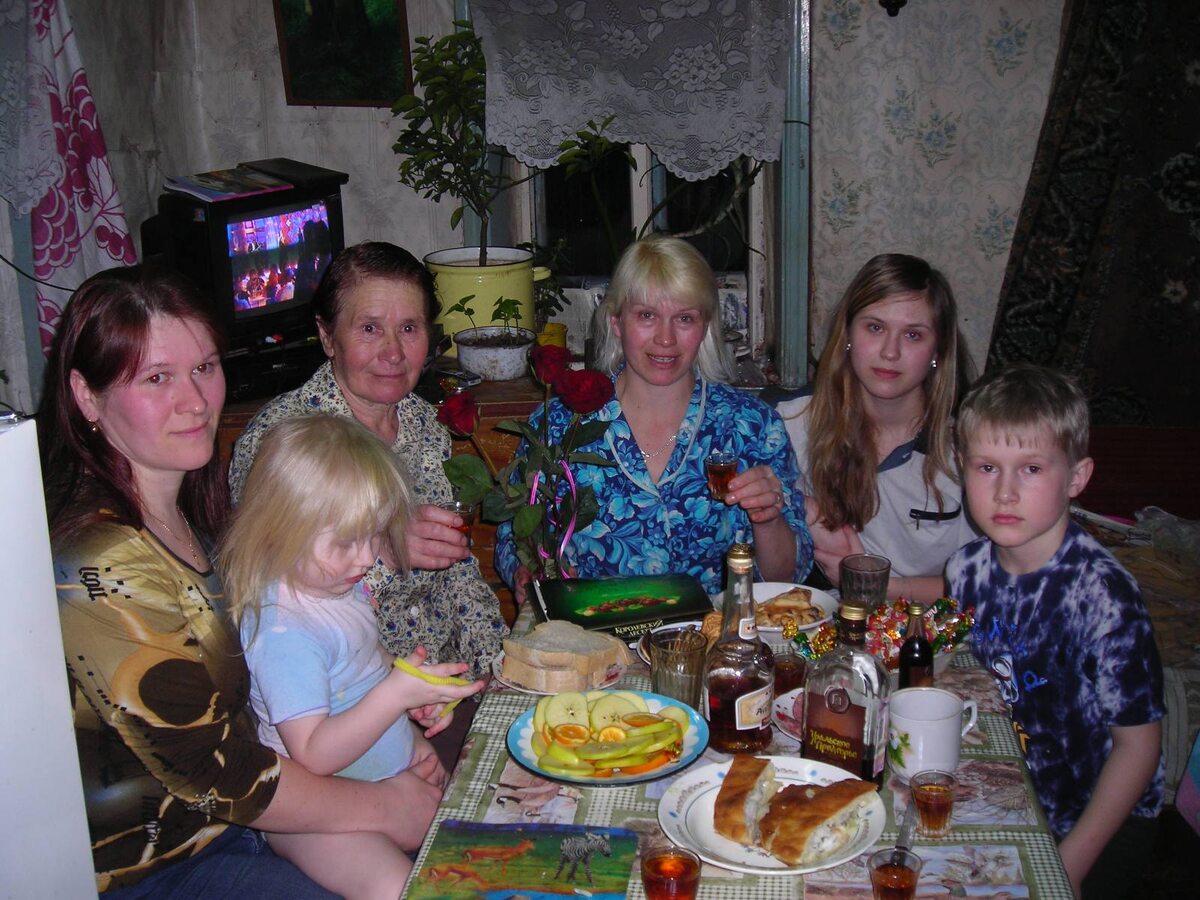 Старое фото. Мне лет 15. Как же хочется, чтобы мама уже перестала болеть. Хочу маму сделать крёстной Германа, всё равно ближе никого нет.