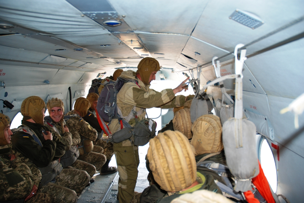 Десантники внутри Ми-24