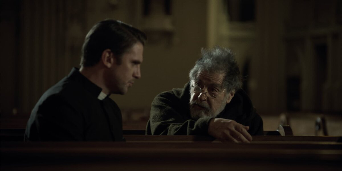 Джозеф Штайгер (в исполнении Дэна Стивенса) и монах-капуцин Теофилус Ризингер (в исполнении Аля Пачино)