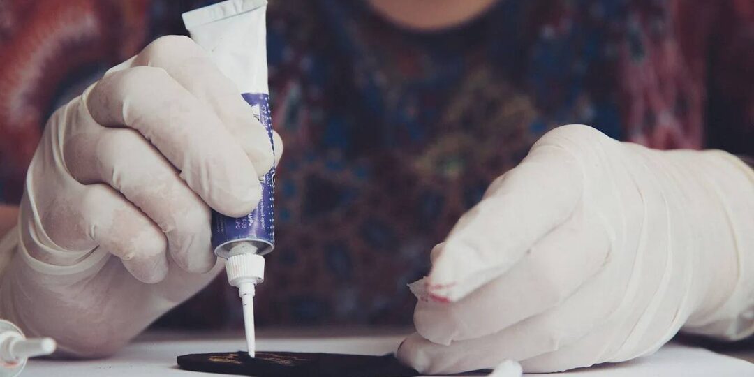 Спасём любимую вещь – 4 способа убрать суперклей с ткани