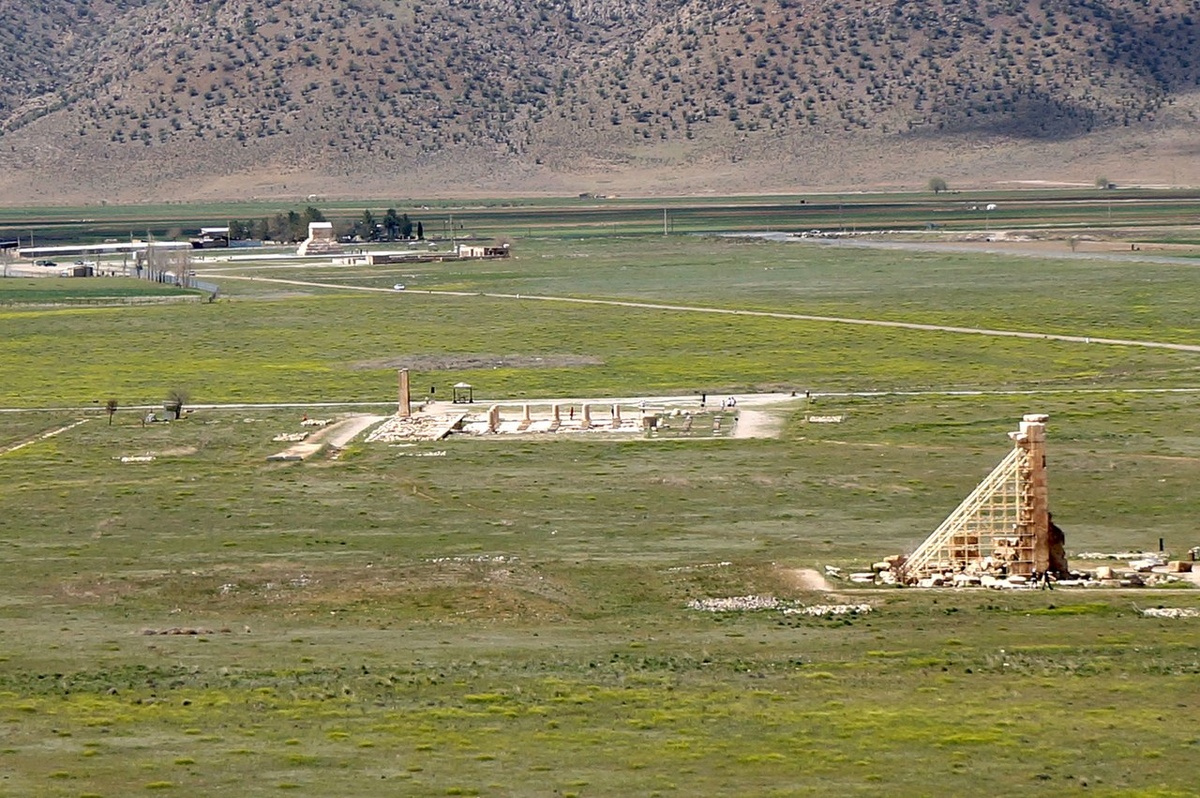 Современный вид на руины Пасаргад.