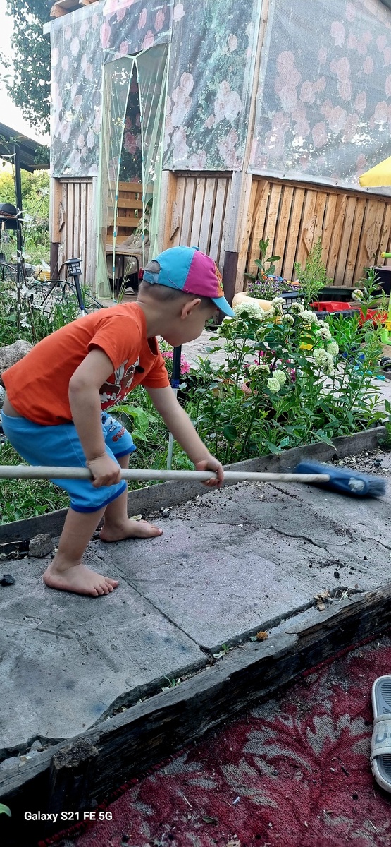 Работает человек в поте лица)
