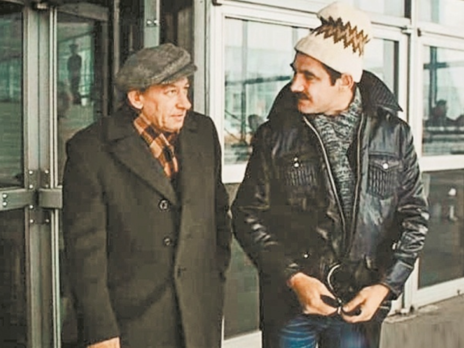 Актер Александр Панкратов-Чёрный в шапке-"петушок" в фильме «Зимний вечер в Гаграх».