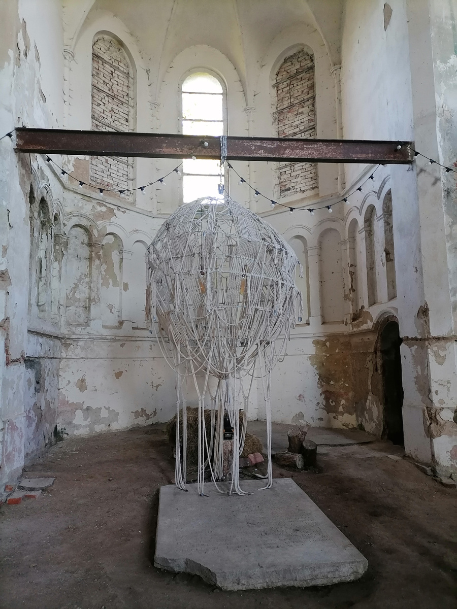 Великолепие руин в сочетании с современными арт-объектами