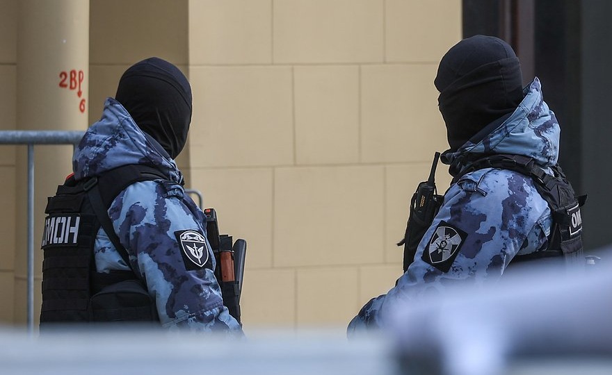 Силовики начали жестко задерживать людей неславянской внешности в российском городе. Почему ловят даже людей с российскими паспортами?