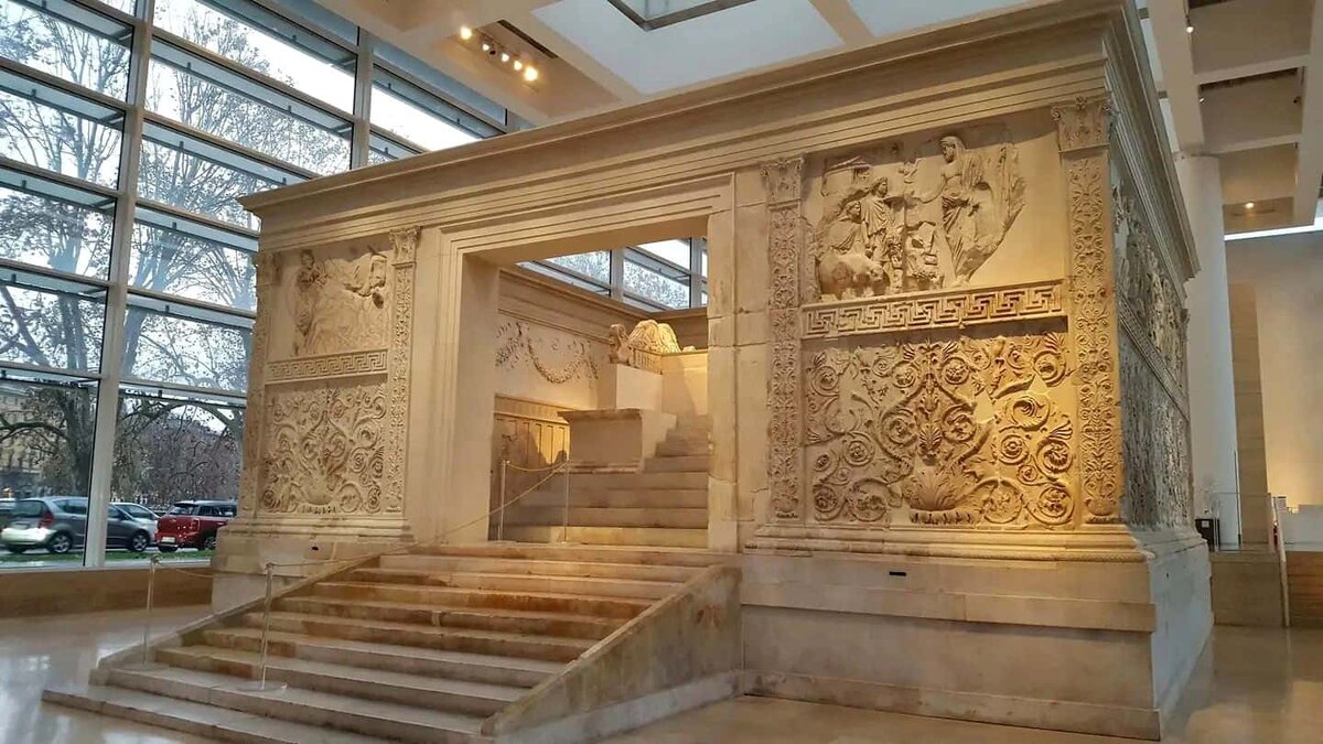 Алтарь Мира (лат. Ara Pacis Augustae) (13-9 г. до н.э. Марсово поле, Рим): его торжественное открытие в 13 году до н. э. было призвано ознаменовать начало эпохи всеобщего мира