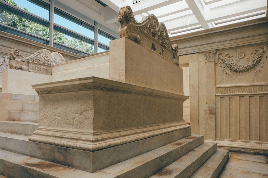 Алтарь Мира (лат. Ara Pacis Augustae) (13-9 г. до н.э. Марсово поле, Рим): его торжественное открытие в 13 году до н. э. было призвано ознаменовать начало эпохи всеобщего мира