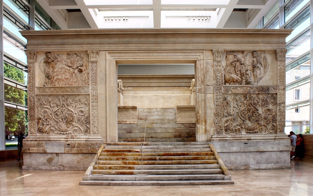 Алтарь Мира (лат. Ara Pacis Augustae) (13-9 г. до н.э. Марсово поле, Рим): его торжественное открытие в 13 году до н. э. было призвано ознаменовать начало эпохи всеобщего мира