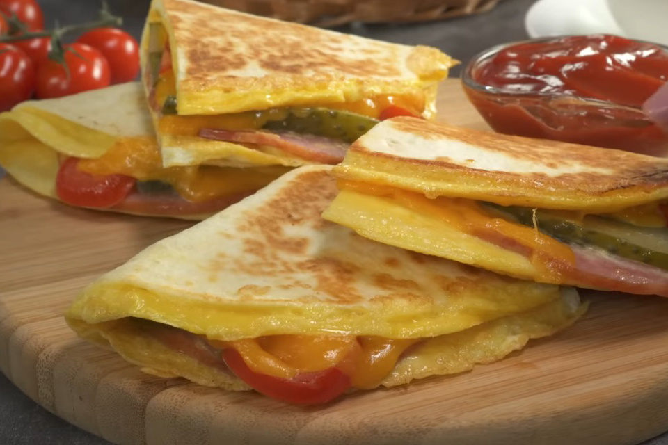    Вкусный завтрак для всей семьи: простой рецепт лепешки с ветчиной и сыром за 5 минут