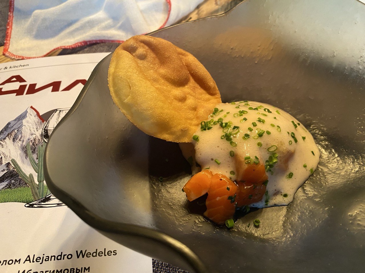 Севиче из карельской форели с щучьей икрой, муссом "лече де тигре" и кукурузными чипсами