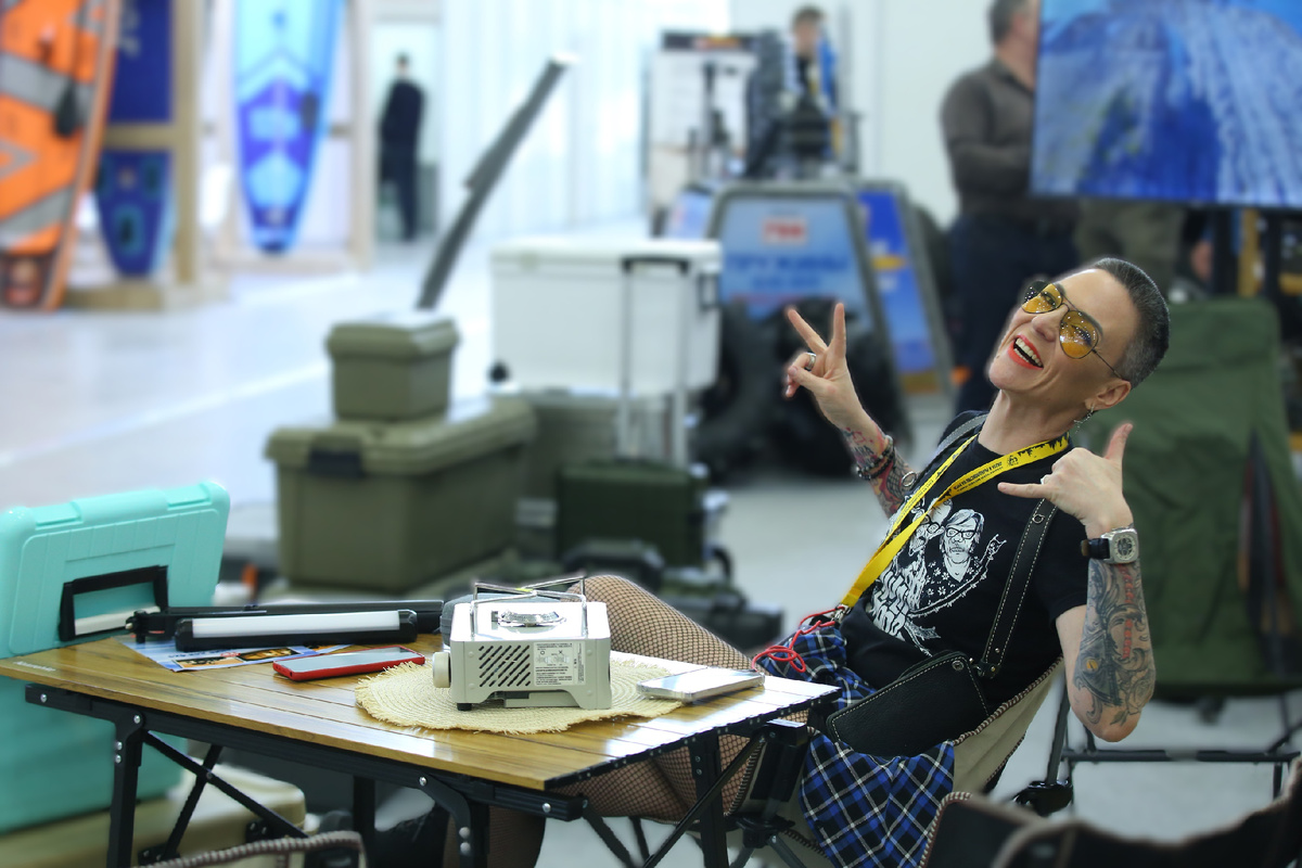 На фото: Нина Маршак (модель 40+ для эмоционального контента), интервьюер и креативный продюсер Art Queen TV, фотограф Лена Киселёва.Международная выставка "Охота и рыболовство на Руси", февраля 2025, площадка "Тимирязев центр". Работа на мероприятии в качестве контент и видео-мейкера и экспонента на стенде компании BondEdForestGun.