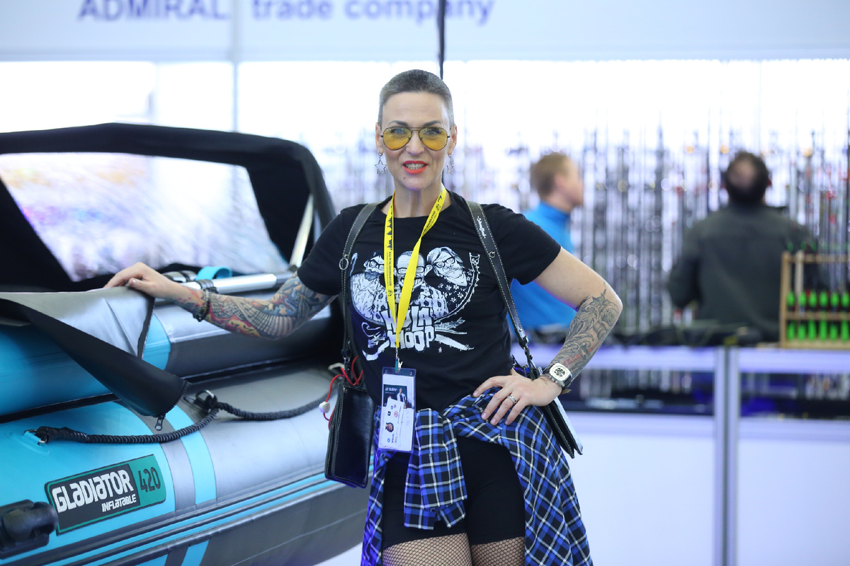 На фото: Нина Маршак (модель 40+ для эмоционального контента), интервьюер и креативный продюсер Art Queen TV, фотограф Лена Киселёва.Международная выставка "Охота и рыболовство на Руси", февраля 2025, площадка "Тимирязев центр". Работа на мероприятии в качестве контент и видео-мейкера и экспонента на стенде компании BondEdForestGun.