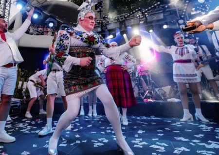    Верка Сердючка может петь на русском языке, это не запрещено законом Украины