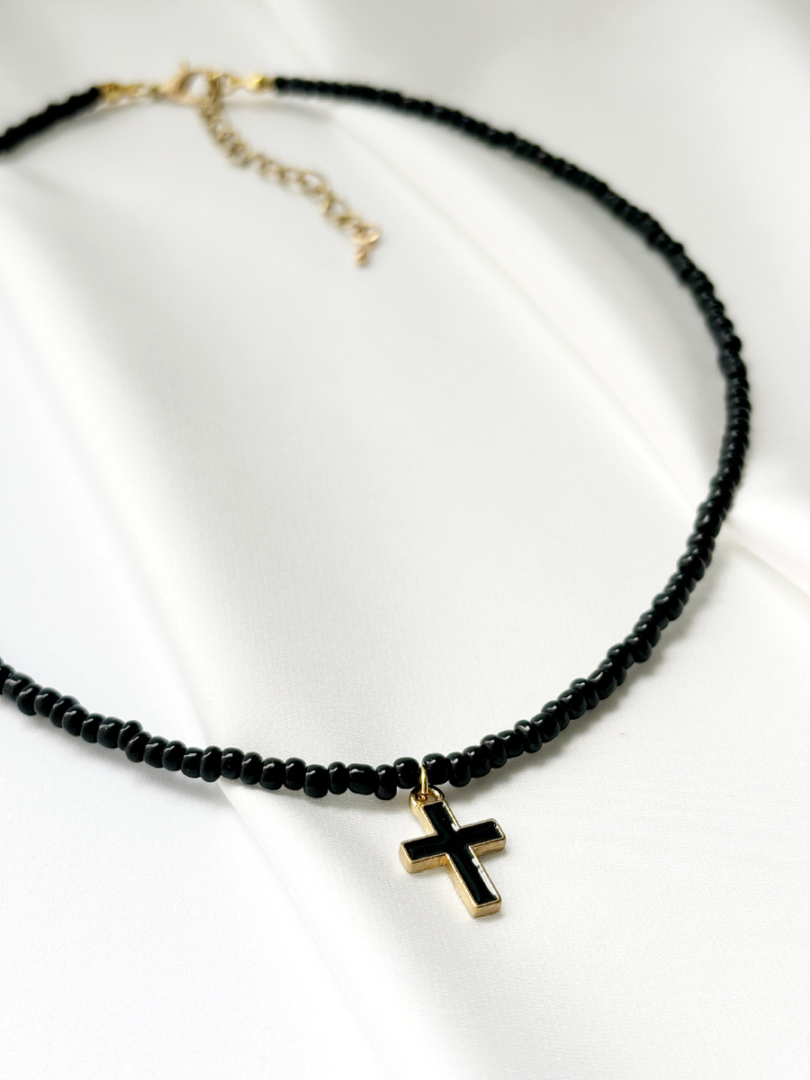 Чёрный цвет чокера придаёт образу загадочность и элегантность, делая его незабываемым.