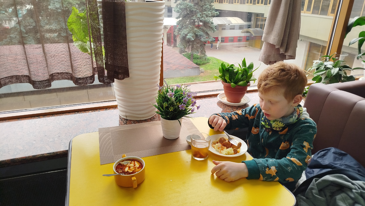 Перекус на вокзале, за окном стоит наш поезд)