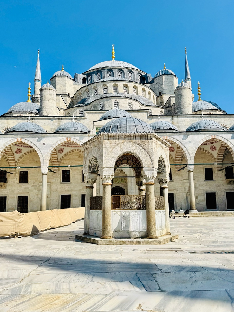 Во внутренем дворе Голубой мечети