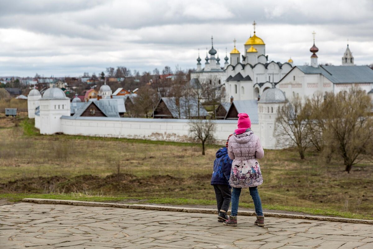 С 21 июля участники программы переселения соотечественников и их семьи смогут оформлять обычные частные визы сроком до одного года с возможностью продления. Кроме того, иностранные специалисты, занятые монтажом, сервисом и ремонтом техники, смогут получать рабочие визы сроком до 3 месяцев с продлением не более чем на 90 дней.