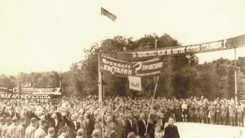     Жители Кишинёва приветствуют советских солдат  Национальный архив Румынии