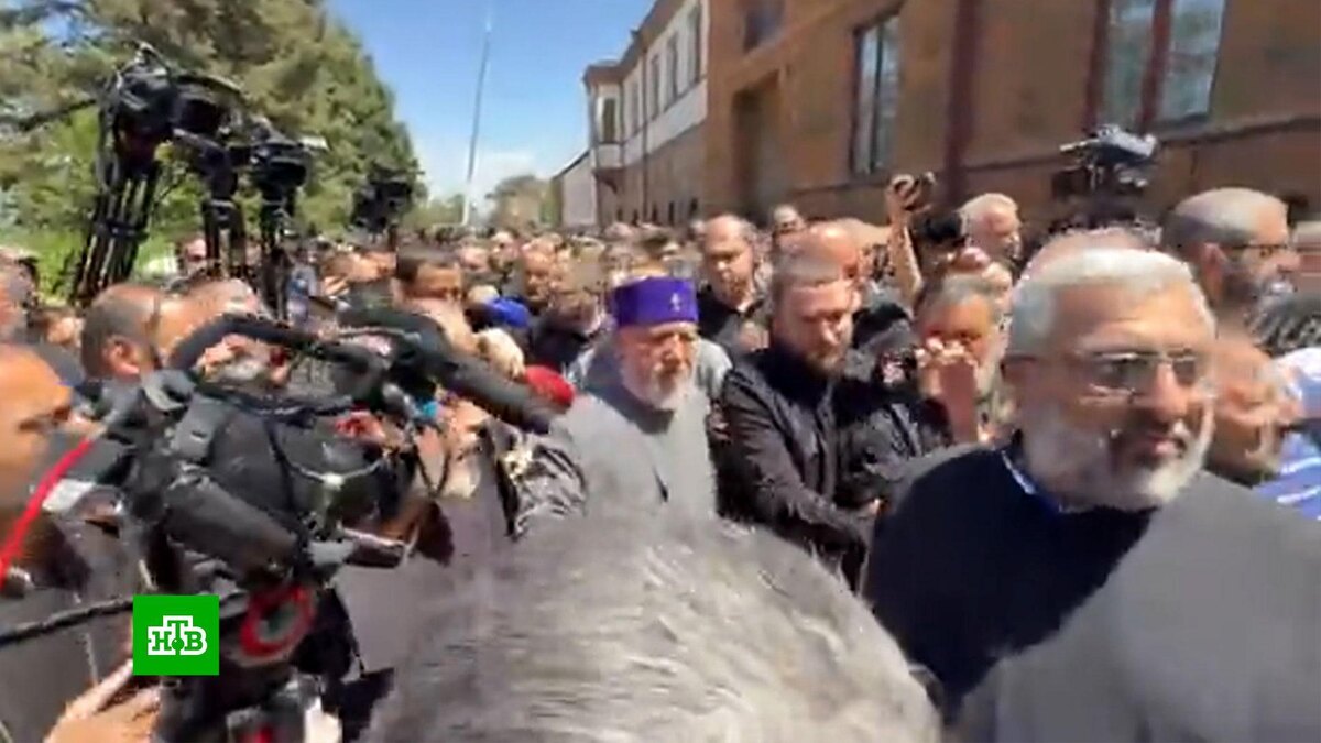    В возглавляемой архиепископом Микаэлом Ширакской епархии прошли обыски