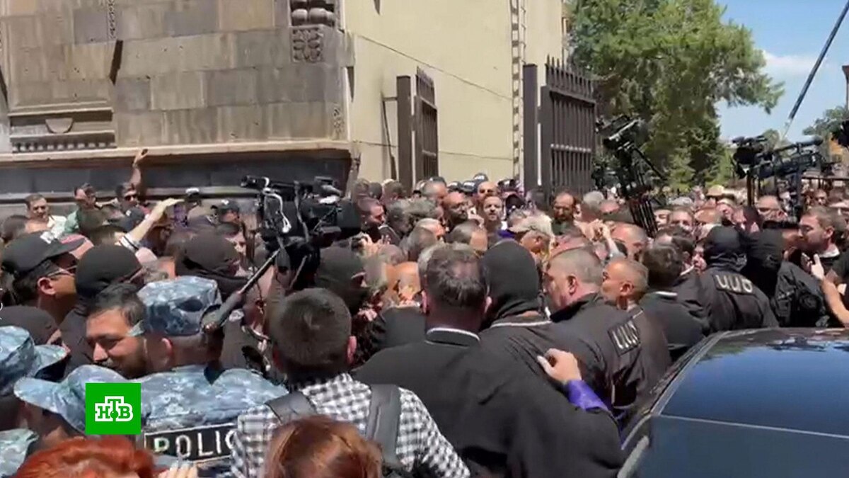    В Армении произошла потасовка между священниками и силовиками