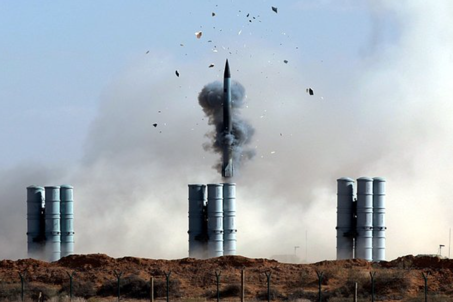 С-300 линейки "ПМ" в ходе боевых стрельб. Принятый на вооружение в июне 1985 года С-300ПМ считается первым прототипом комплекса С-400. Фото МО РФ