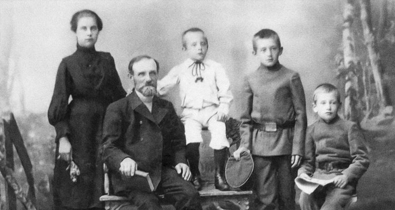 Три брата Константиновы с матерью и отчимом. Фото с сайта https://www.lebedyan.com/