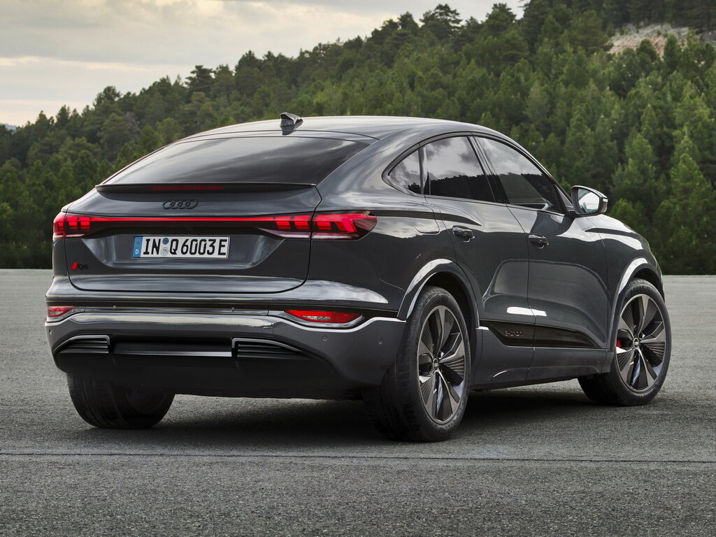Audi Q6 e-tron сзади 