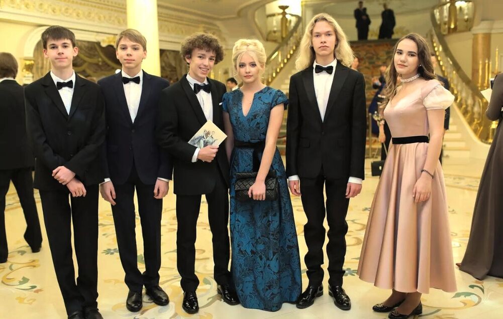 Своих сыновей и дочек телеведущий очень любит, они у него очень красивые