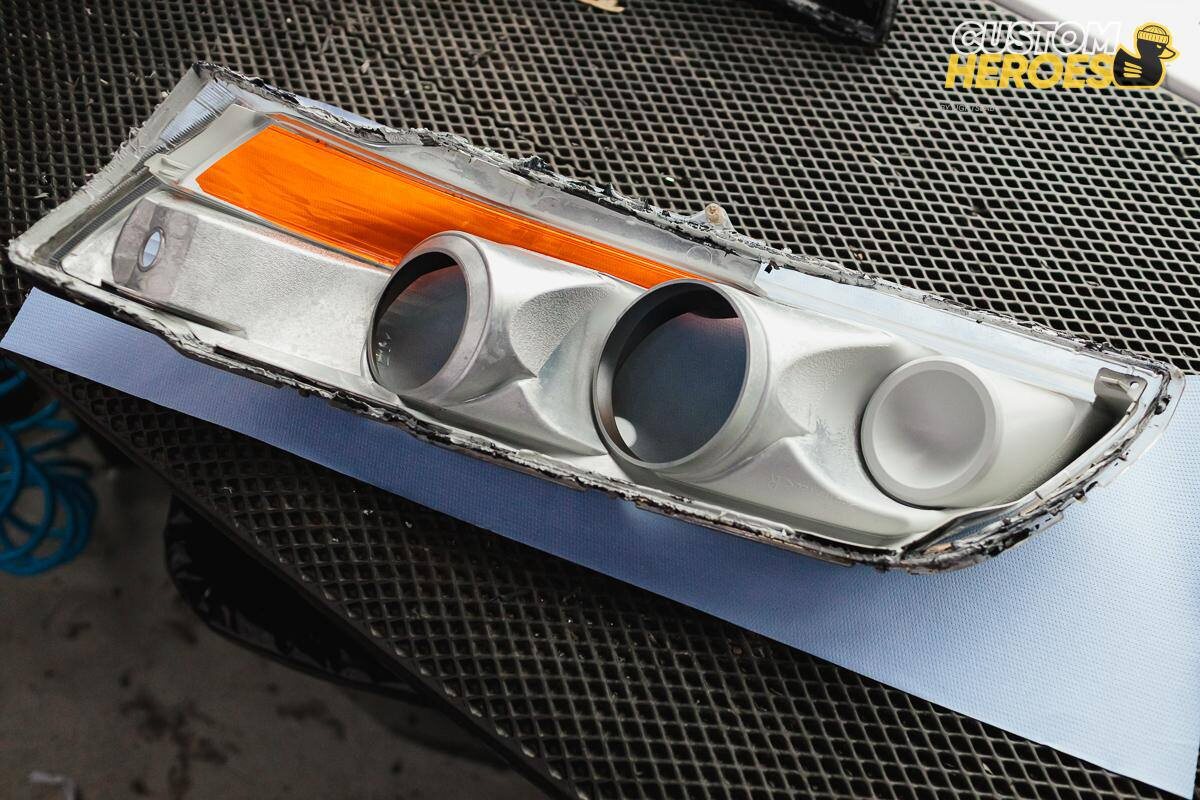 Источник фото: https://custom-heroes.ru/raboty/vid-uslugi/deteyling/polirovka-stekol/vosstanovlenie-optiki-na-lancer-evolution-viii-kogda-novye-fary-uzhe-ne-nayti/