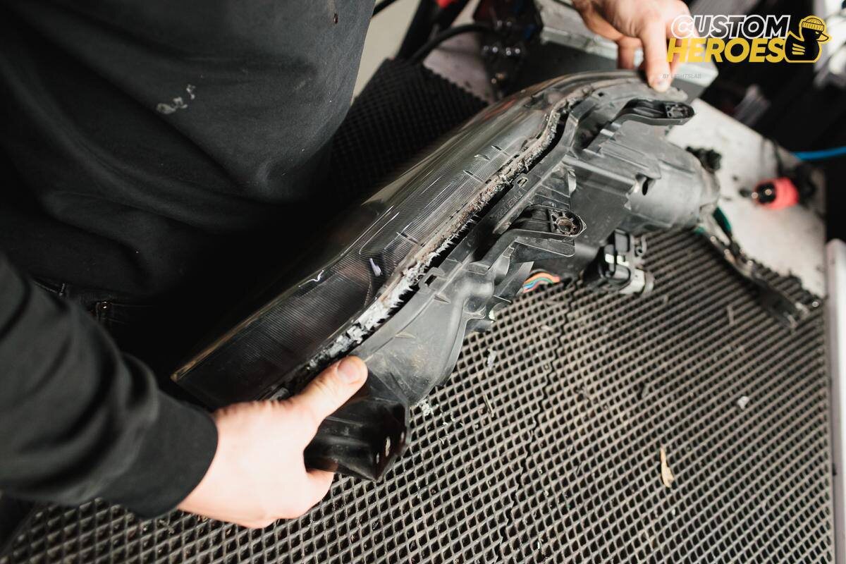 Источник фото: https://custom-heroes.ru/raboty/vid-uslugi/deteyling/polirovka-stekol/vosstanovlenie-optiki-na-lancer-evolution-viii-kogda-novye-fary-uzhe-ne-nayti/