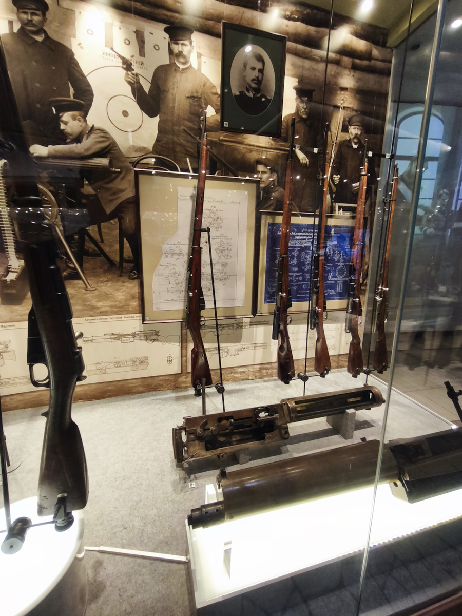 Императорские винтовки и пулемет Максим
