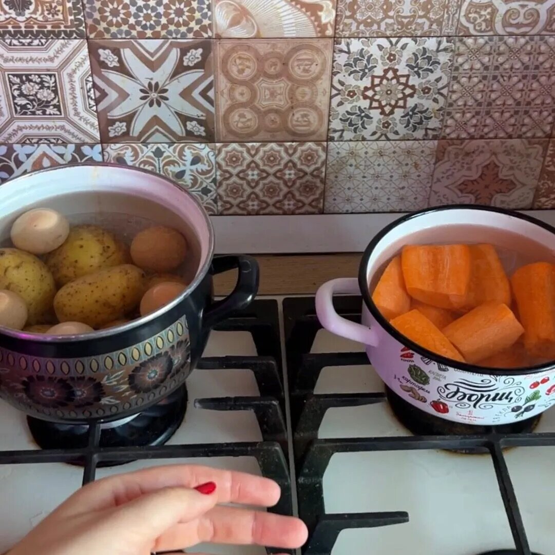 Варим картофель, яйца и морковь