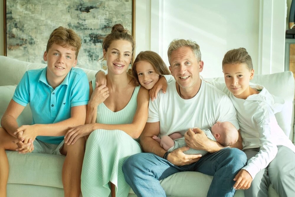    Оскар Кучера с женой Юлией и детьми 6 лет назад. Сегодня старшему сыну Александру 20 лет, среднему, Даниэлю, – 18, дочери Алисии – 15, а малышу Марку в июле исполнится 6. Фото: Из личного архива