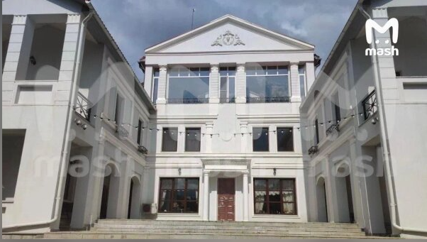    Предполагается, что полученные деньги Пугачёва направит на содержание своей кипрской виллы, расположенной на берегу Средиземного моря и оцениваемой в 350 млн рублей.