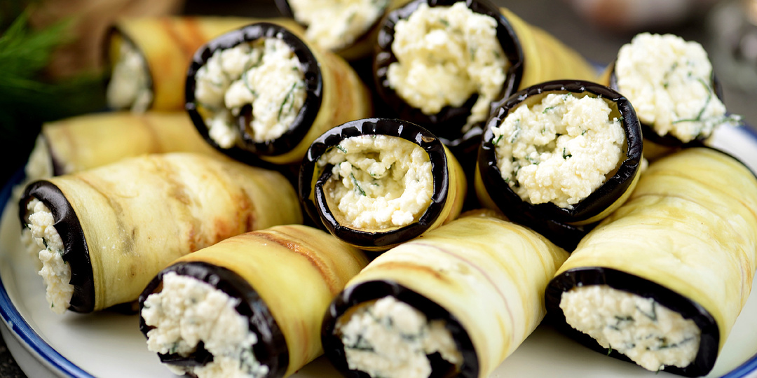 Закуска, которая «шибает» в нос чесночком и расходится первой (рулетики не текут и не распадаются)