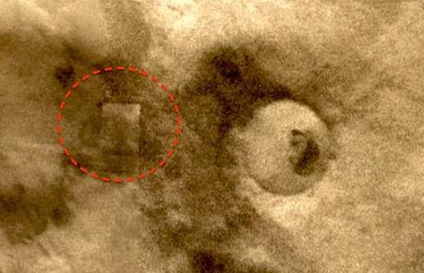 Кратер справа, но что слева? (Источник: ufonews.su).