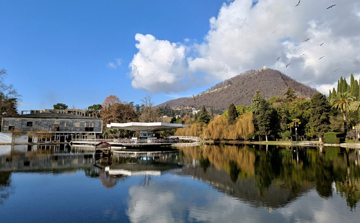 Вид на Лебединое озеро и Иверскую гору в Новом Афоне. Фото из поездки в Абхазию в январе 2023 года