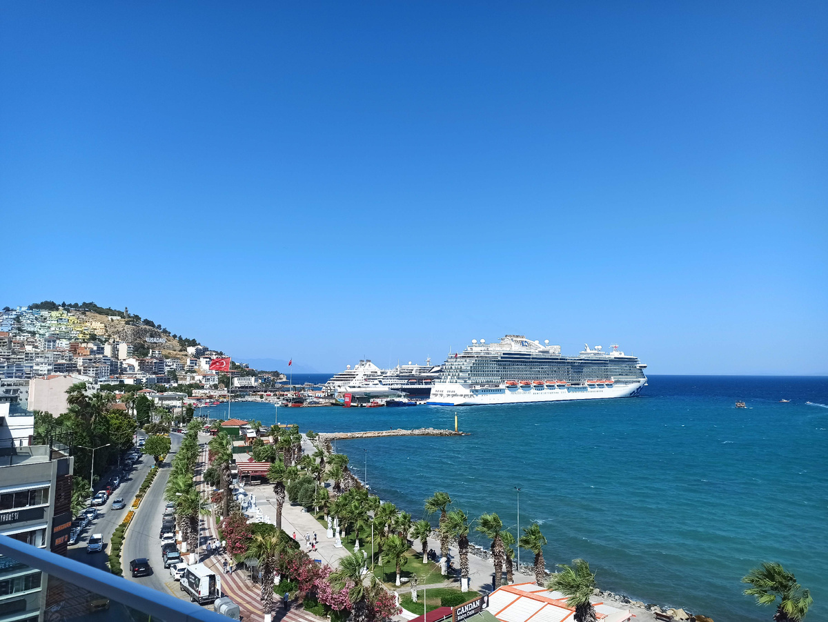 Фантастический вид с террасы на Кушадасы из нашего отеля